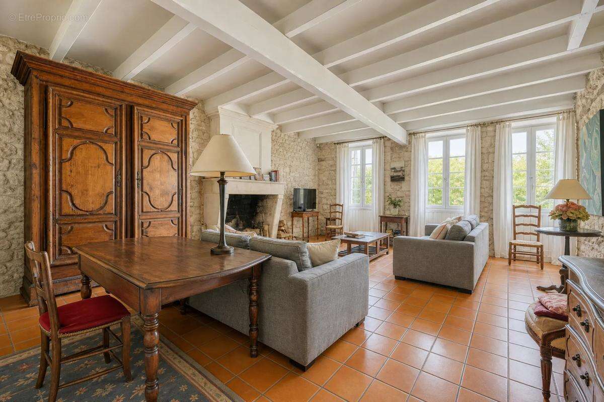 Maison de 8 pièces de 270 m² à Sainte-Gemme - photo 5
