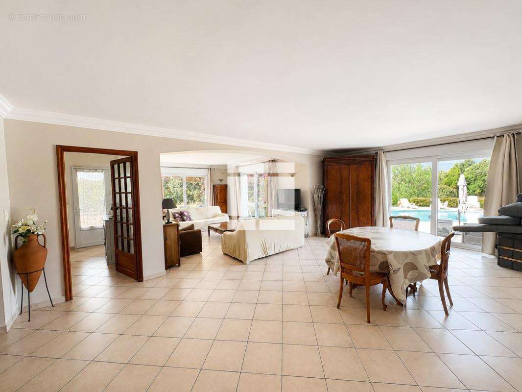 Charmante villa de 167m2 avec piscine édifiée sur un terrain de 2 722m2 - photo 6