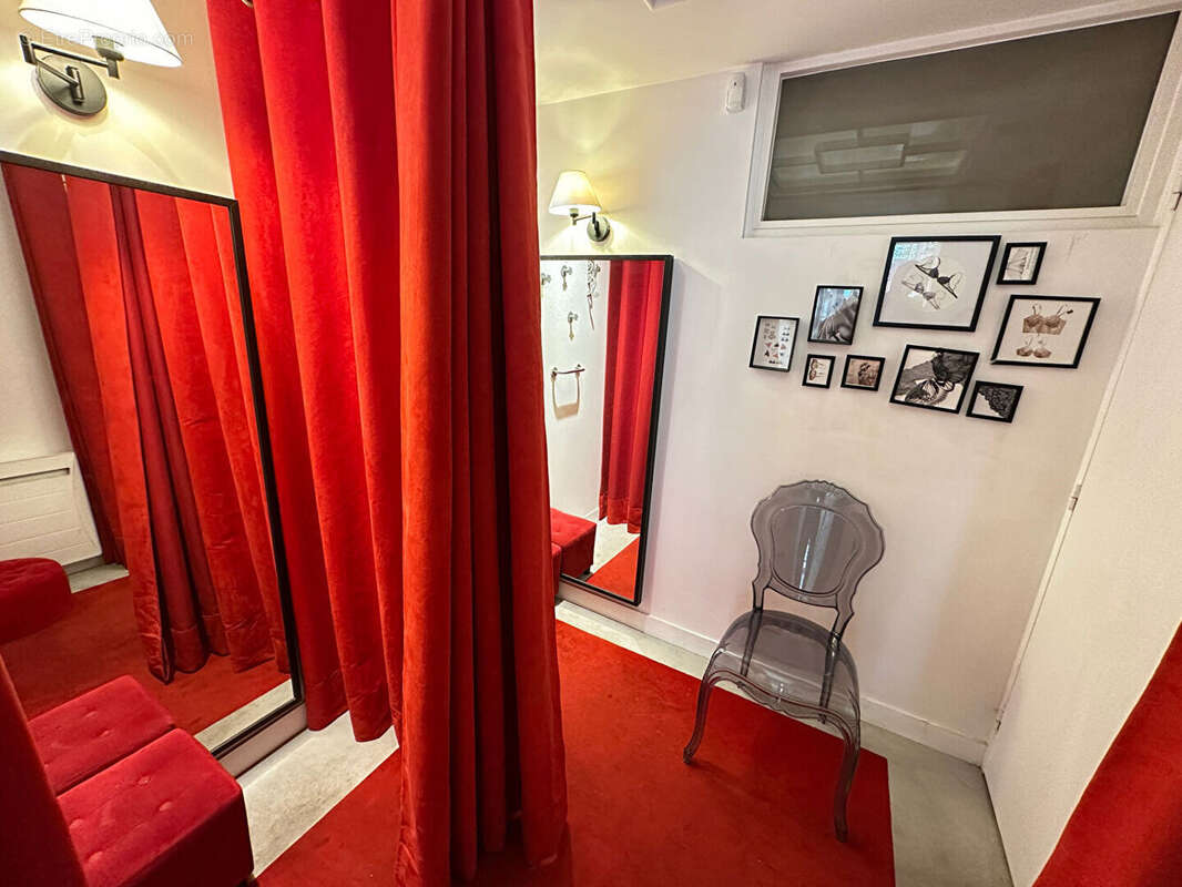 Mur - Local commercial Rueil-Malmaison / 44,43 m2 / Centre-ville - photo 7