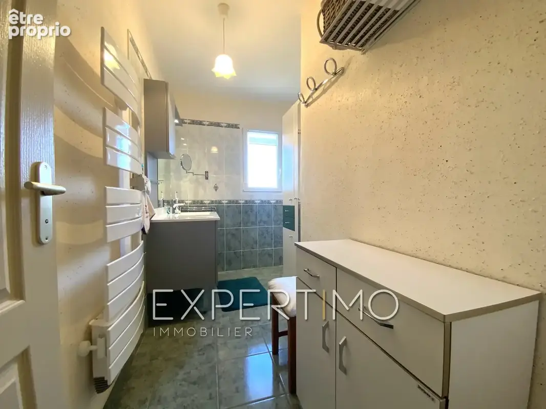 Maison indépendante de plain-pied, T5 de 98 m2, trois chambres, véranda, piscine. Proche commerces et plages - photo 11