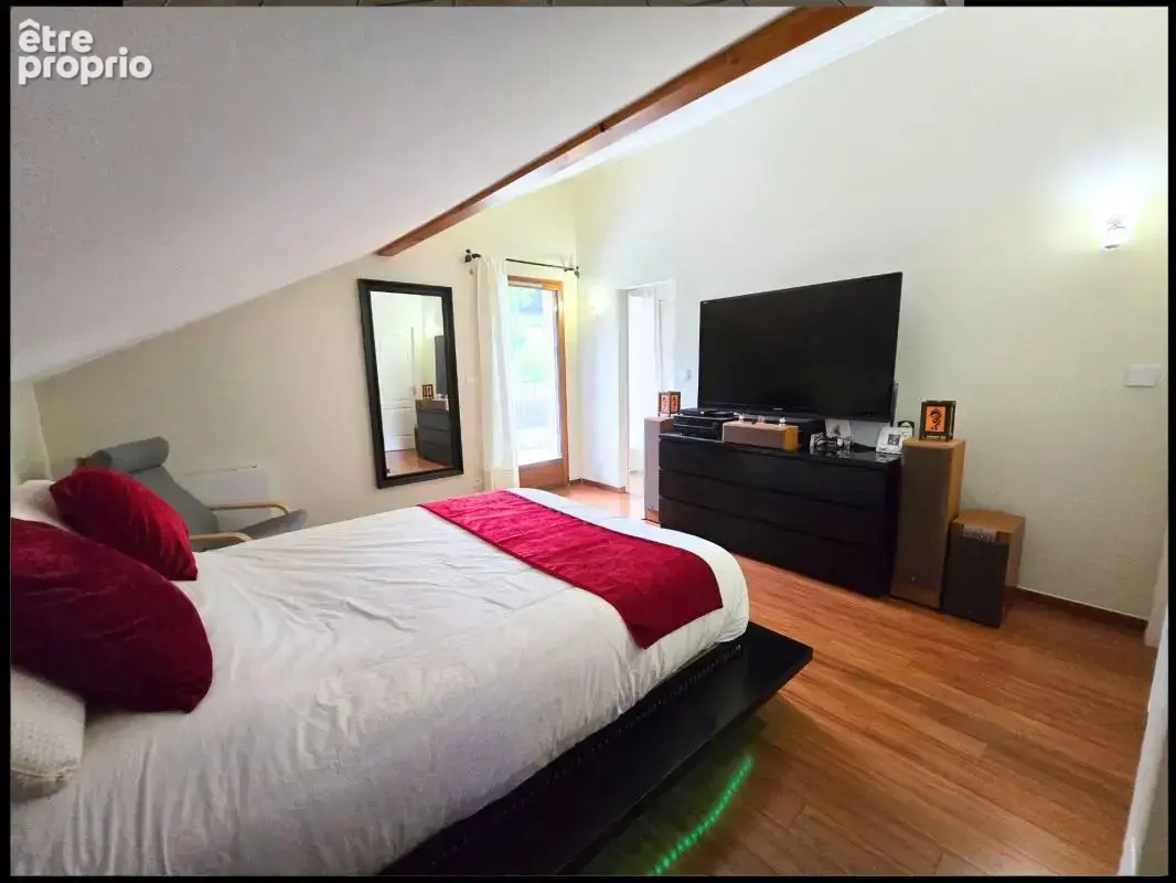 Maison familiale avec studio indépendant, terrasse exceptionnelle, garage, carport et vue dégagée – Chevrier - photo 12