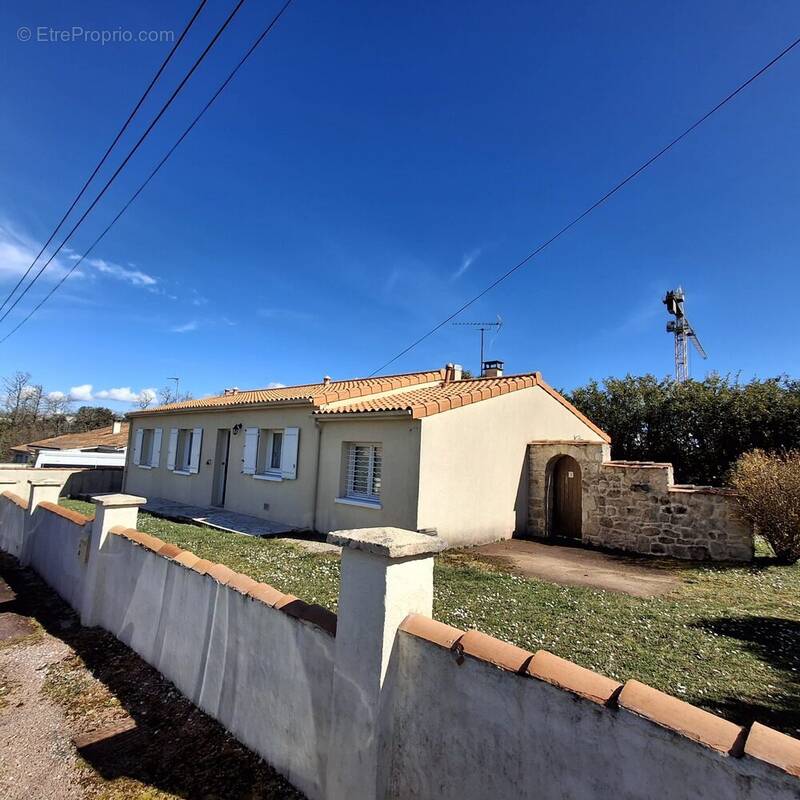 Maison 115 m² à Puymoyen  - photo 2