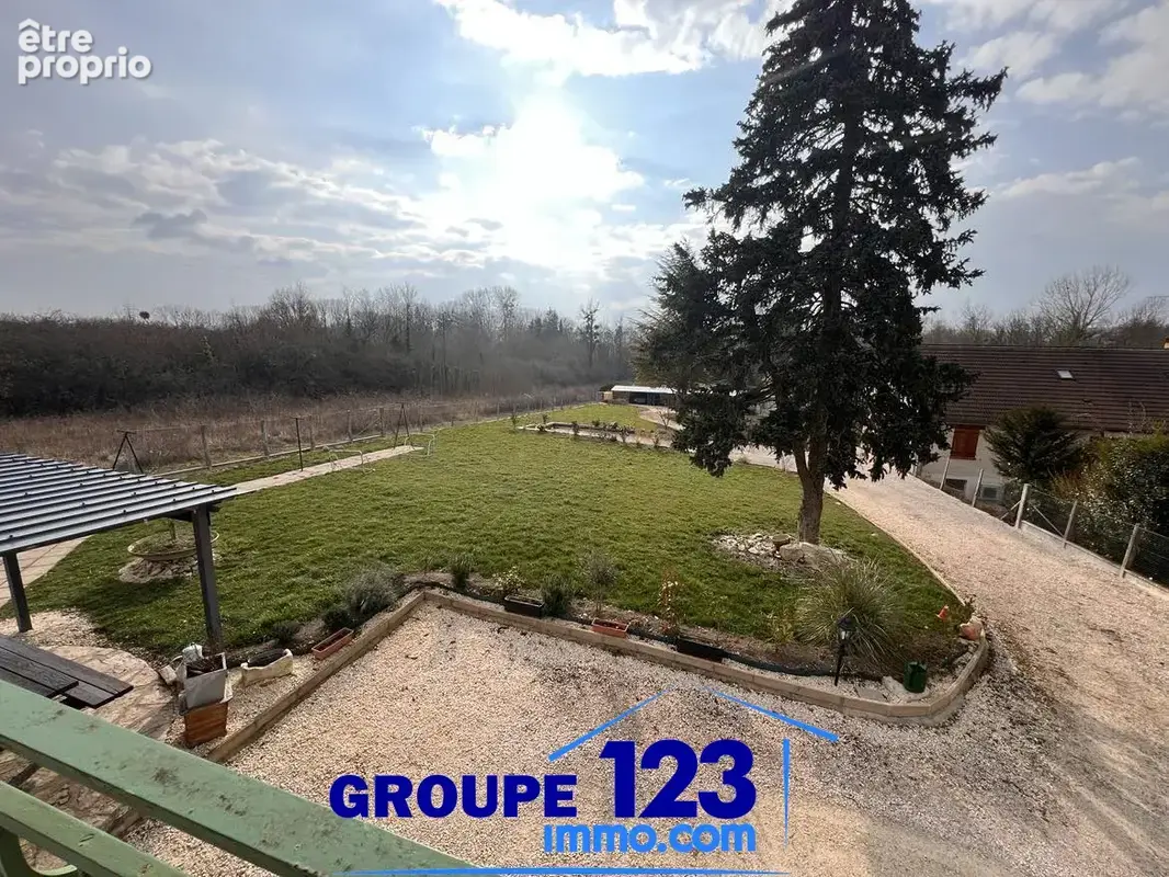 Pavillon familial de 260 m2   terrain de plus de 2 000 m2 - photo 11