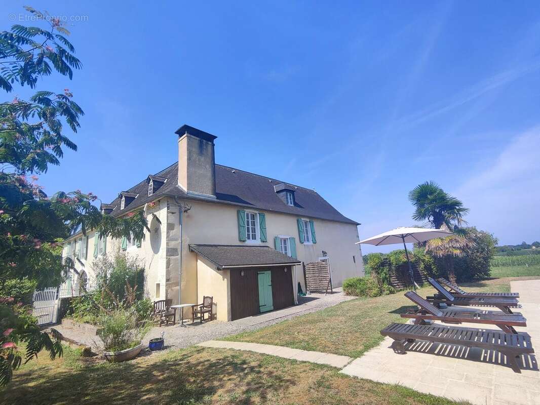 Ferme béarnaise rénovée avec gîte, piscine et vue sur les Pyrenénées - photo 17