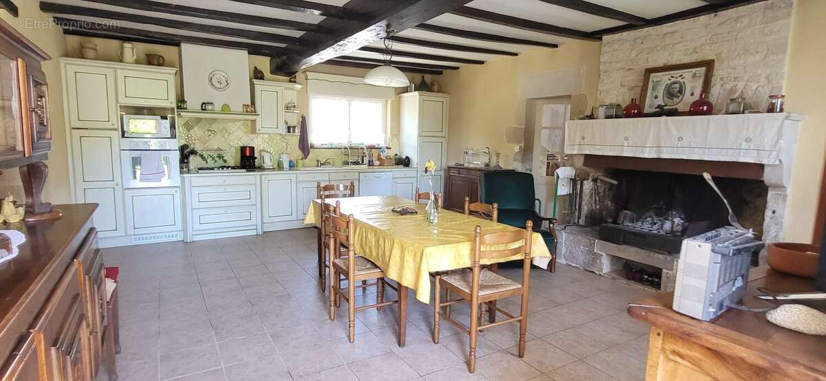 Maison à SAINT-GEORGES-DE-LONGUEPIERRE