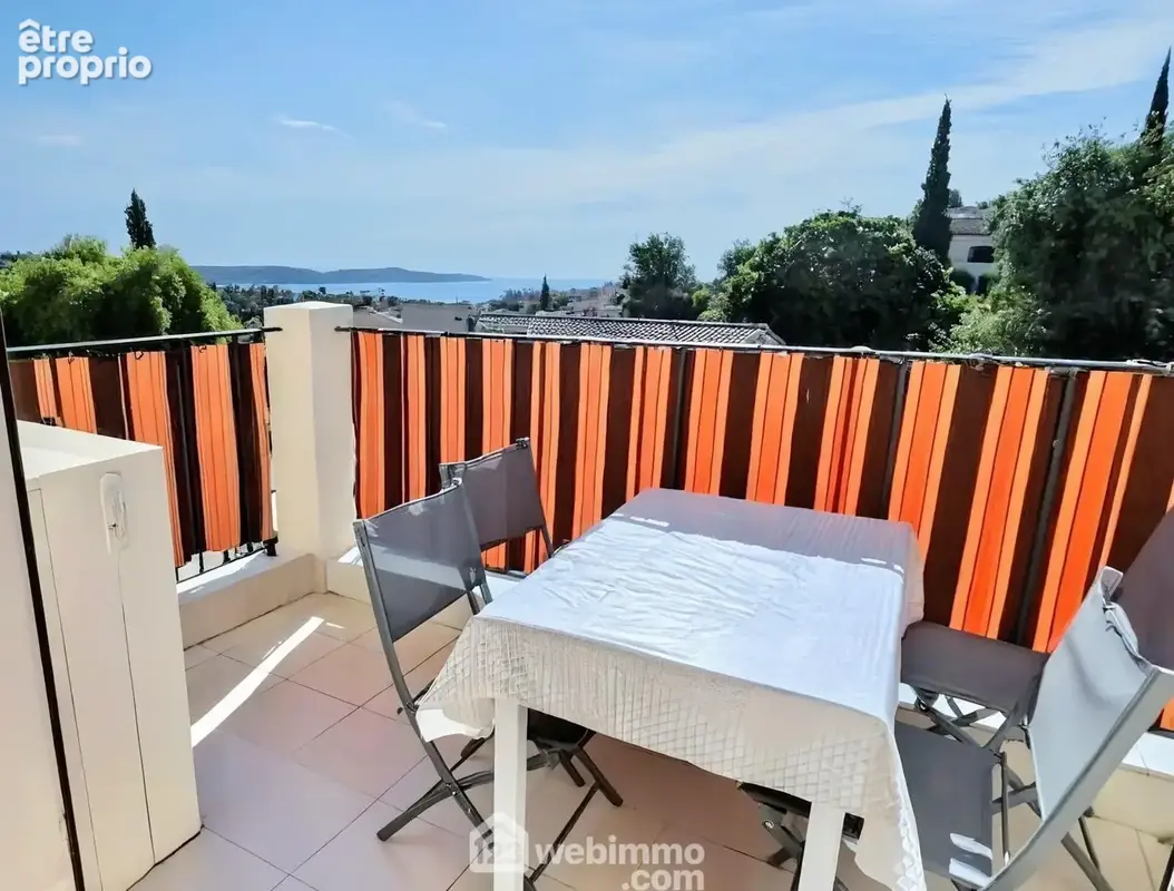 Terrasse avec vue mer, idéale pour profiter des beaux jours.