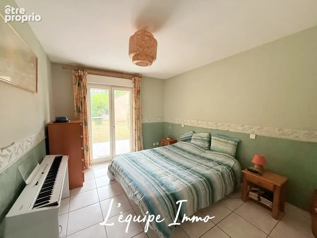 Au bord du lac de Plaisance- Maison T6 - 170 m2 - Grand garage- Piscine- Atelier- - photo 19