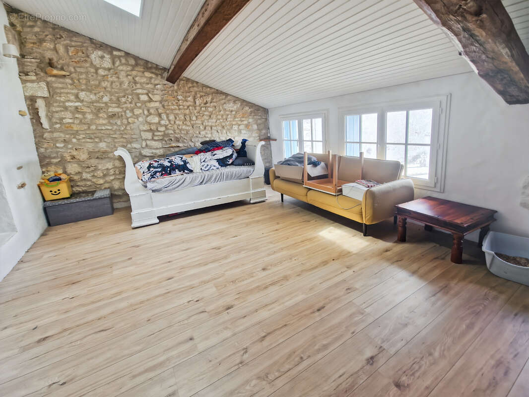 Maison à vendre 7 pièces proche de TONNAY BOUTONNE (17)- 198 m² habitables - jardin - piscine - garage - photo 6