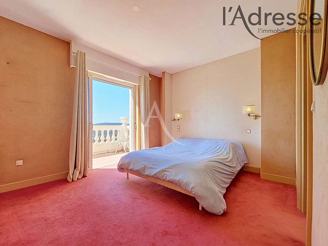 Villa d'exception sur les hauteurs de Mandelieu ! - photo 12