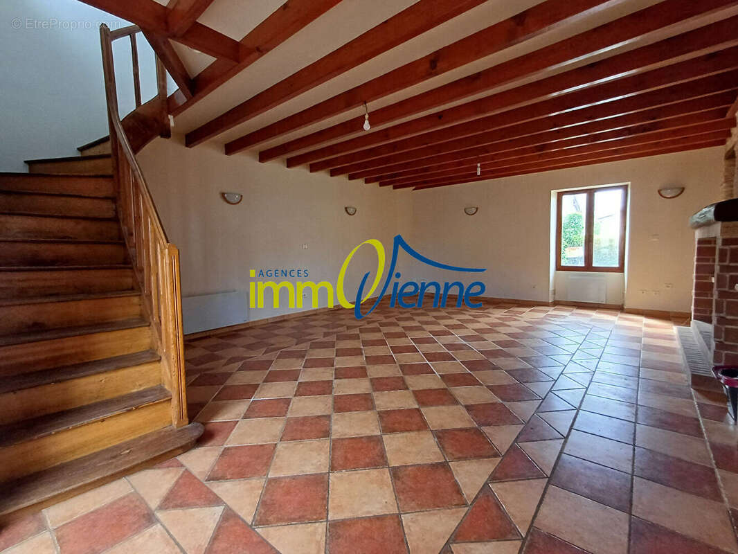 Maison à LUSSAC-LES-CHATEAUX