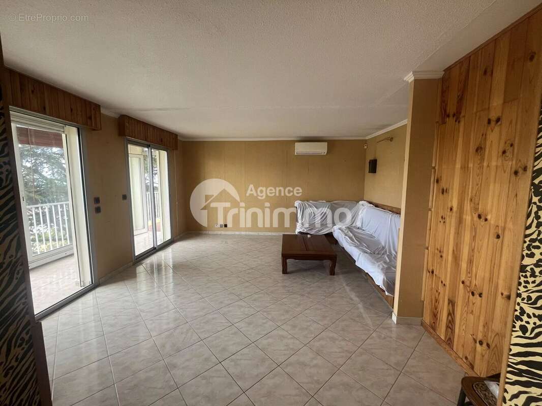 Appartement à SAINT-LAURENT-DU-VAR