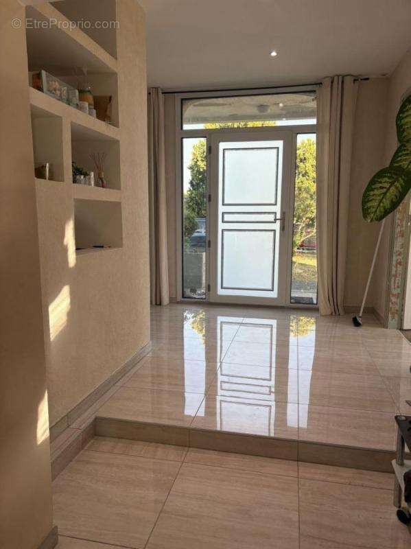 Maison 317 m² à Fontenay-Le-Comte  - photo 3