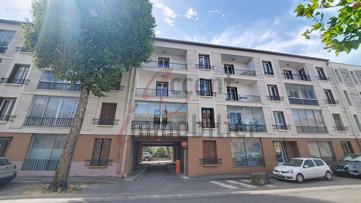 Chateaurenard : Appartement de 3 chambres avec triple balcons et parking privé - photo 2
