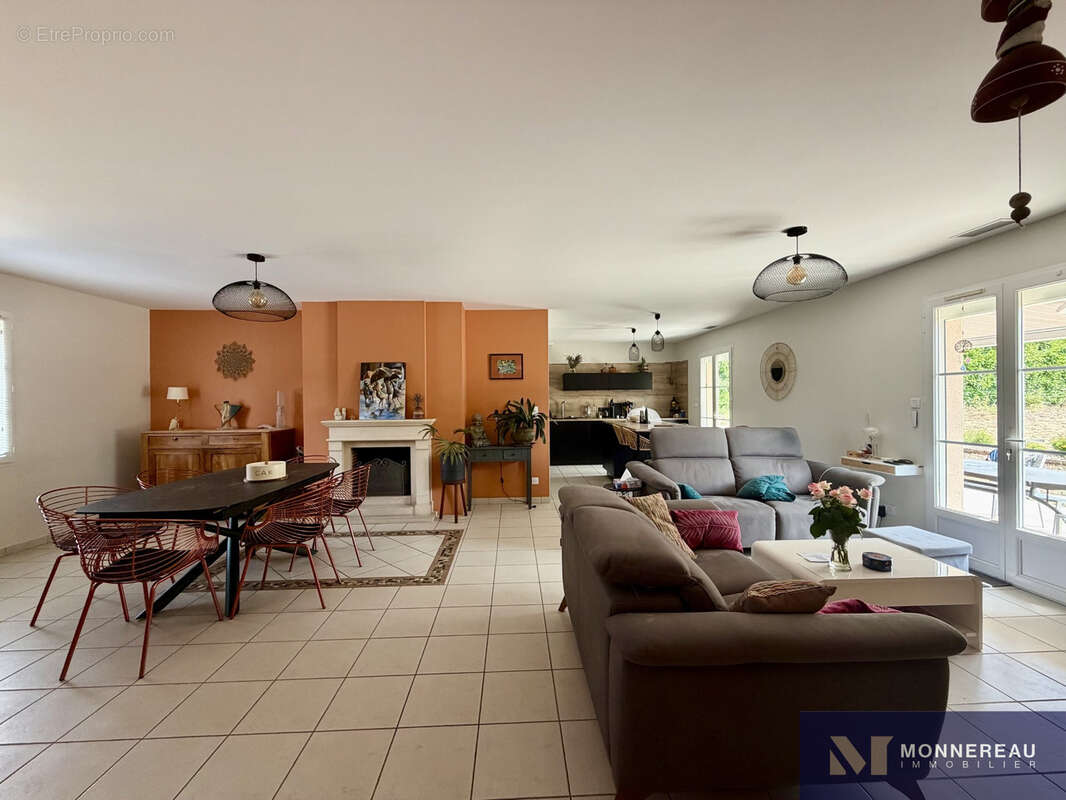 Maison des annees 2000 renove avec bel exterieur, piscine et poolhouse. - photo 4