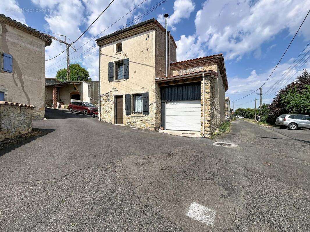 Maison 140 m² à Glaine-Montaigut  - photo 2