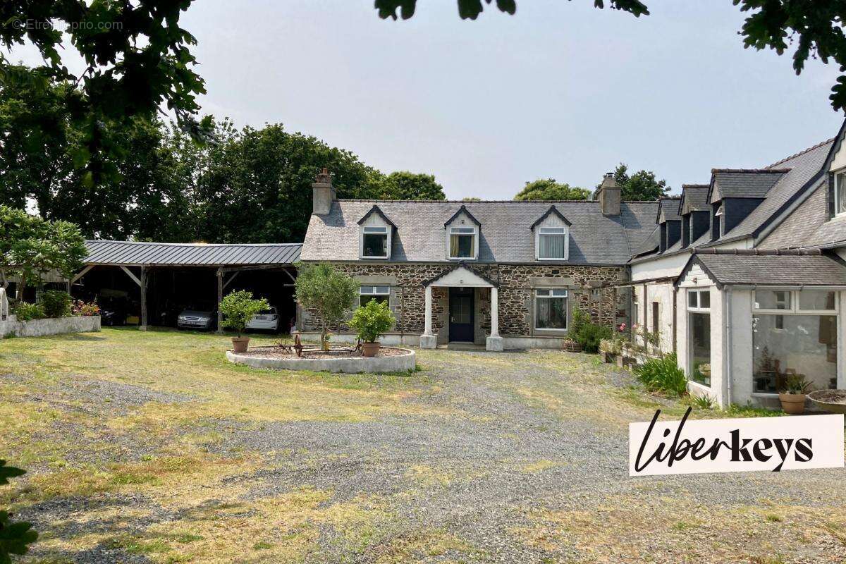 Maison à LA ROCHE-DERRIEN