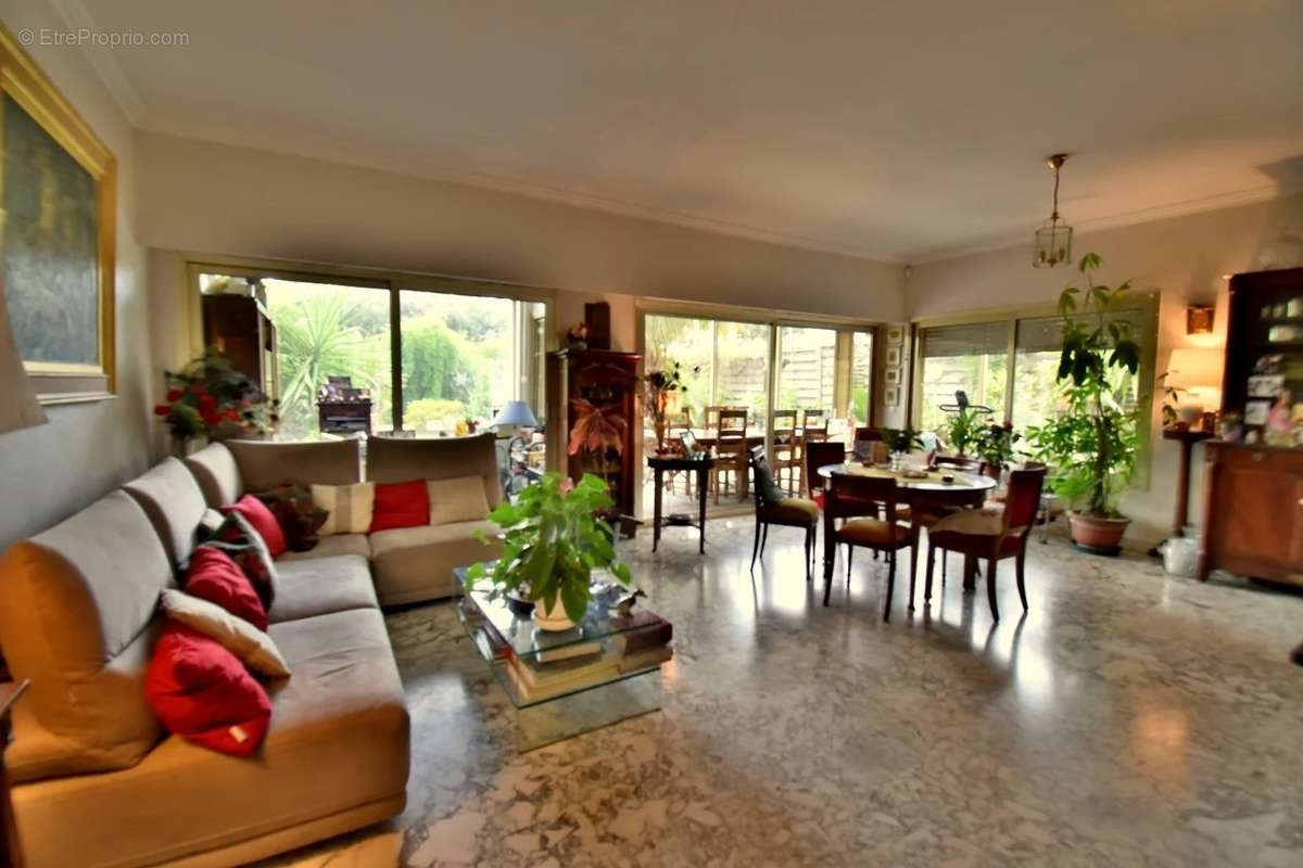 Appartement à VALLAURIS