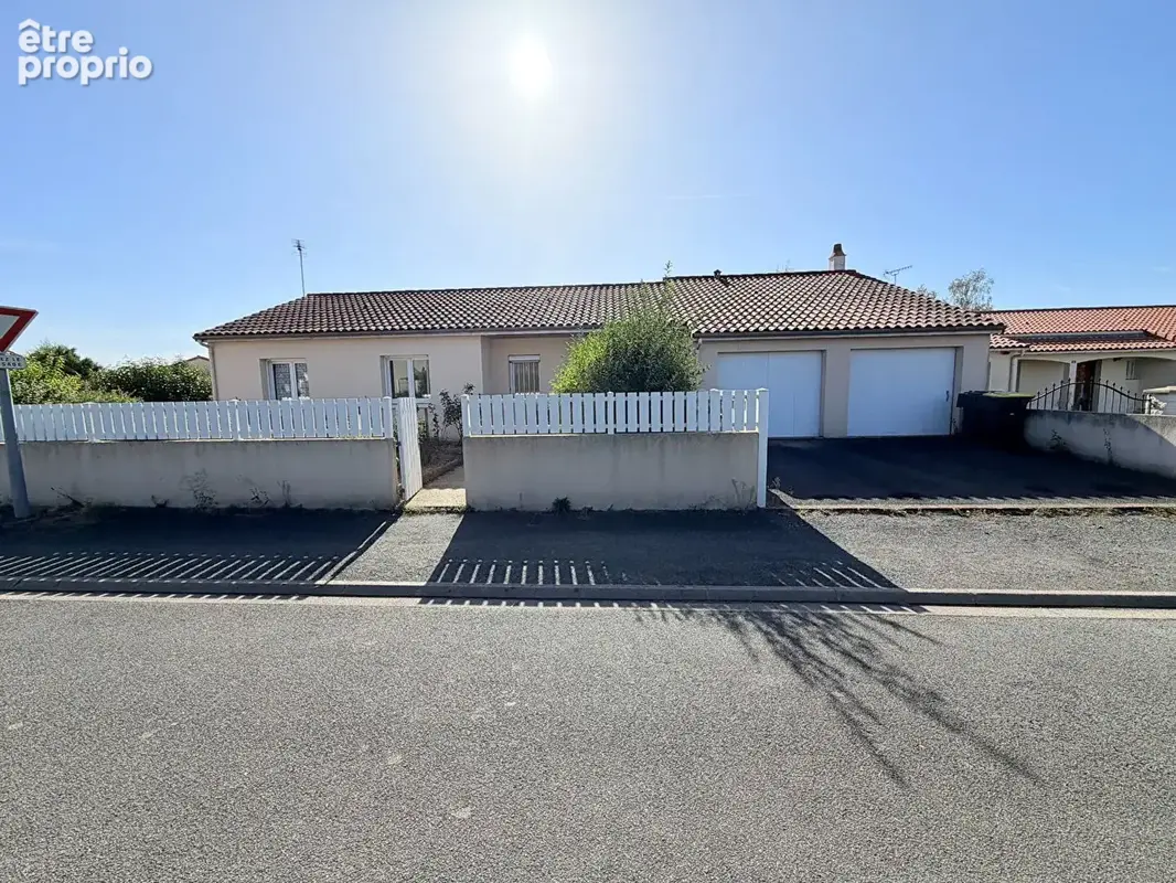 Photo Maison à Saint-Andre-De-La-Marche au prix de 260 590€