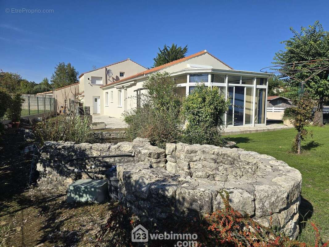 Belle exposition sud et ouest pour profiter du bassin à poissons alimenté par le puits. - Maison à TALMONT-SAINT-HILAIRE