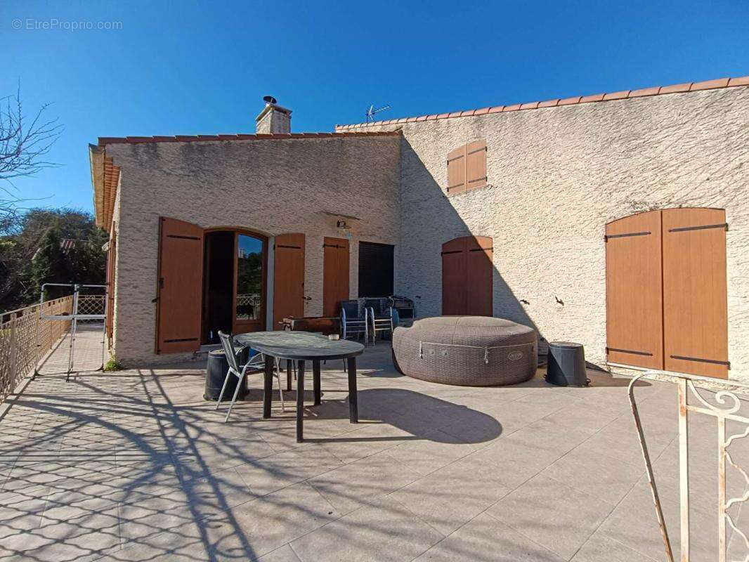 Maison à SAINT-MITRE-LES-REMPARTS