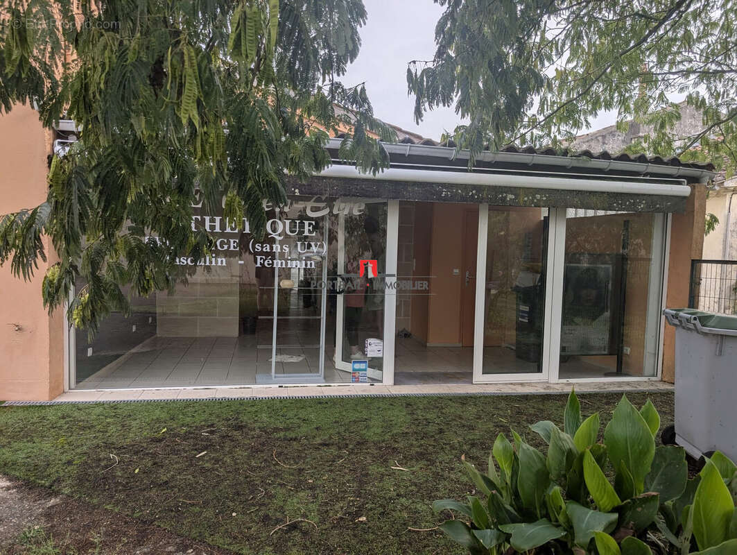 Commerce à ETAULIERS