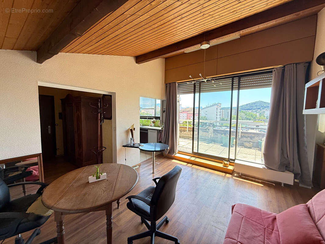 A vendre à ANNEMASSE, grand T2 en attique exposé sud avec vue Mont Blanc et Jet d'eau de Genève , garage - photo 2