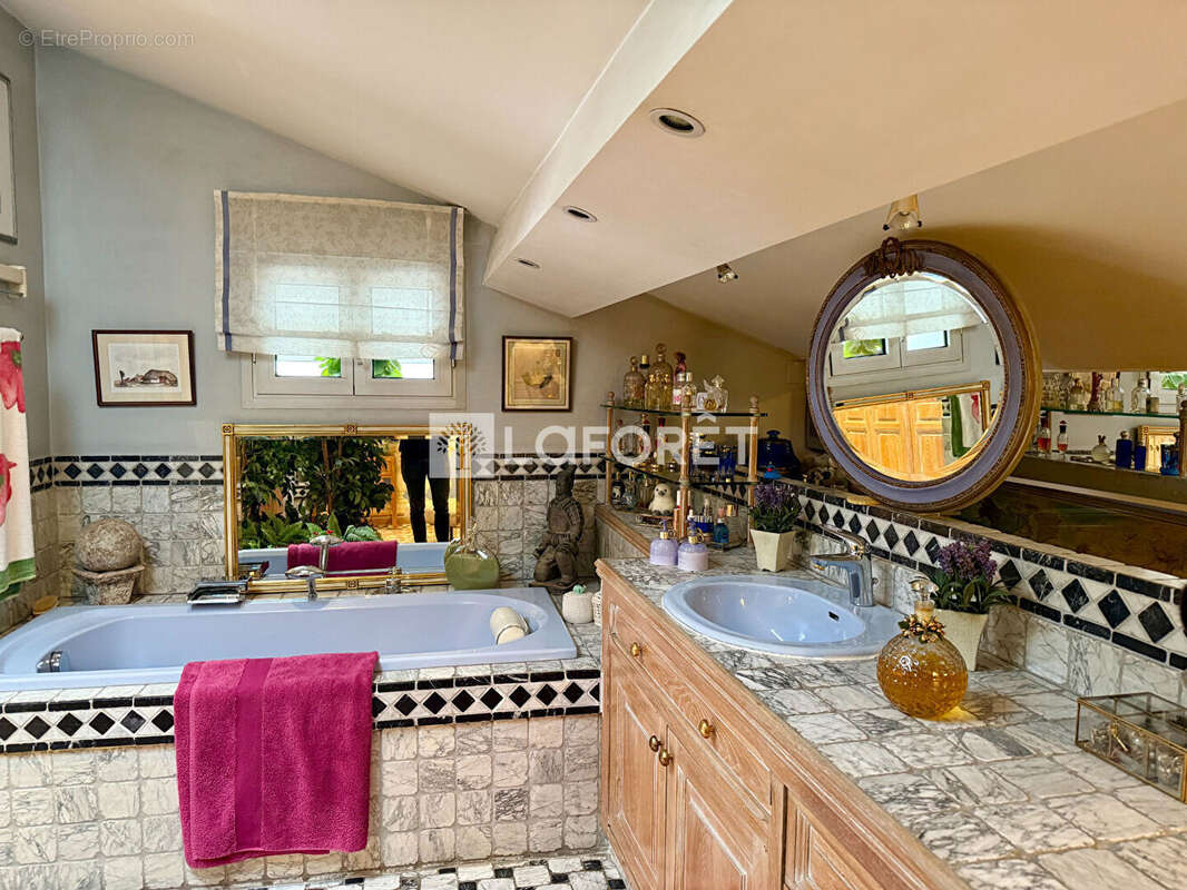 Appartement à MARSEILLE-1E