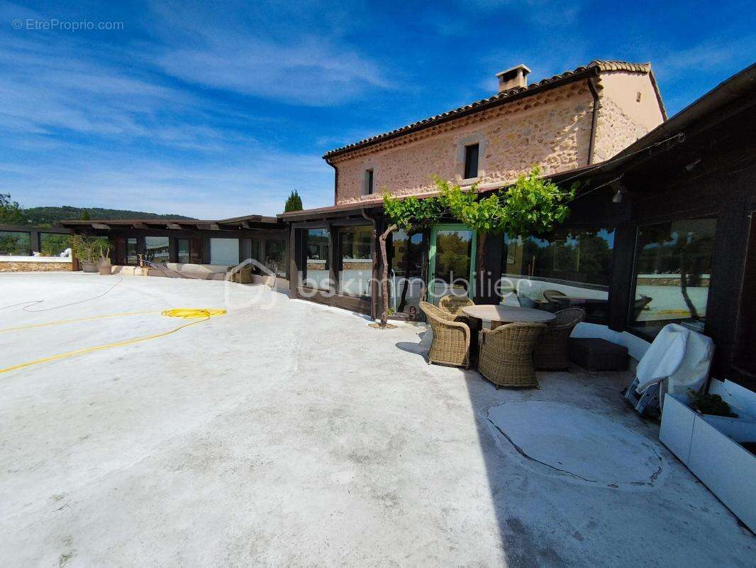 Propriété de 2 habitations et hangars - photo 2
