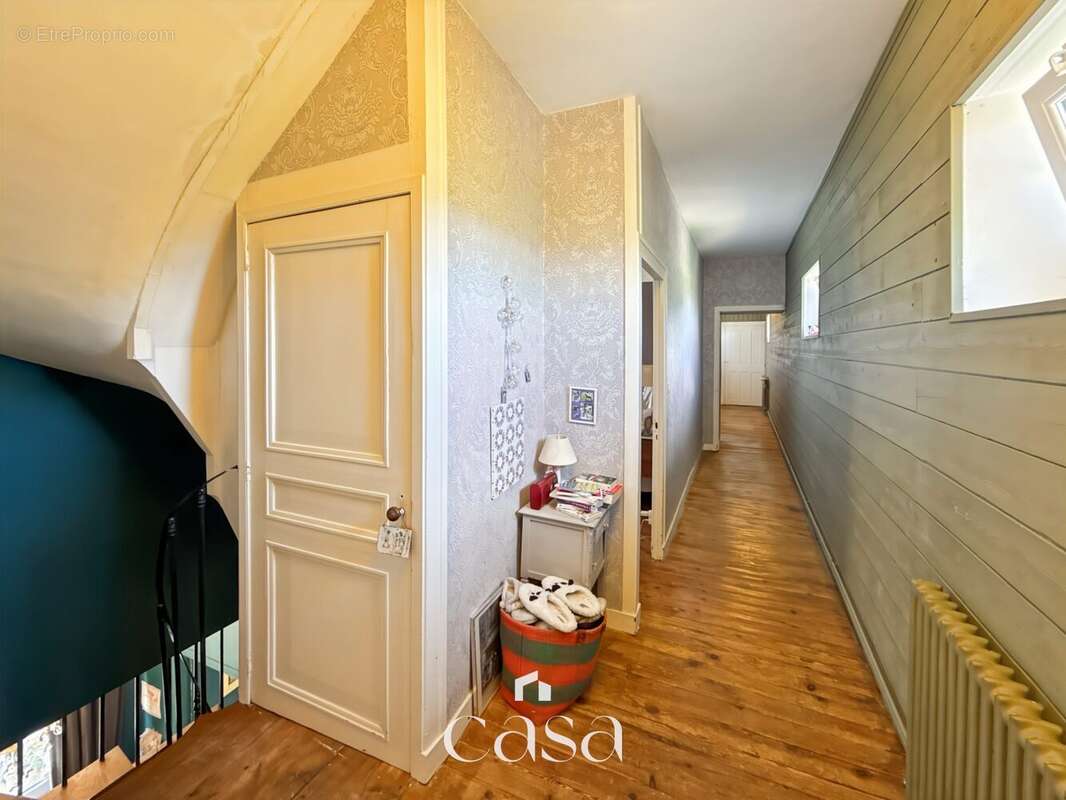 Maison 204 m² à Morteaux-Couliboeuf  - photo 6