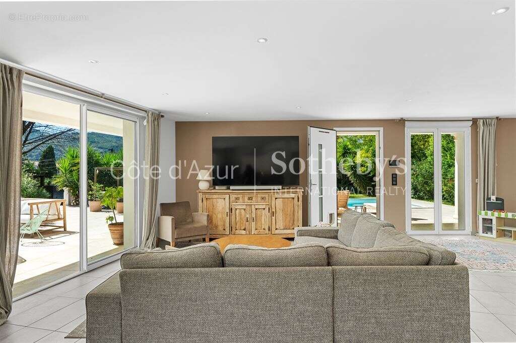 Maison à LA ROQUETTE-SUR-SIAGNE