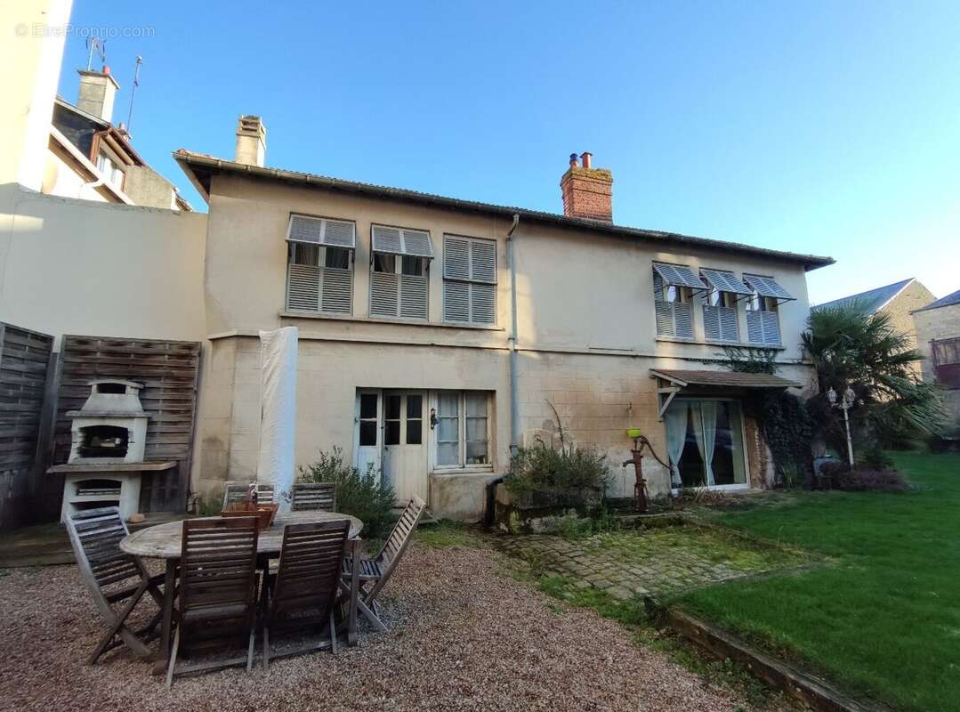 Belle demeure de 446 m² hab datant du 13ème et 17ème siécle avec nombreuses dépendances - photo 3