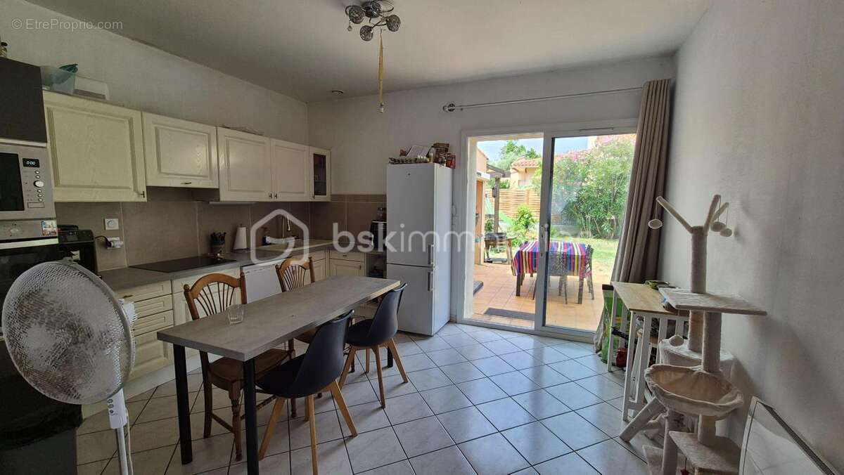 A vendre maison de ville de 129m² trois faces sur terrain de 438m² a elne - centre ville - proche de tous les commerces des ecol - photo 6