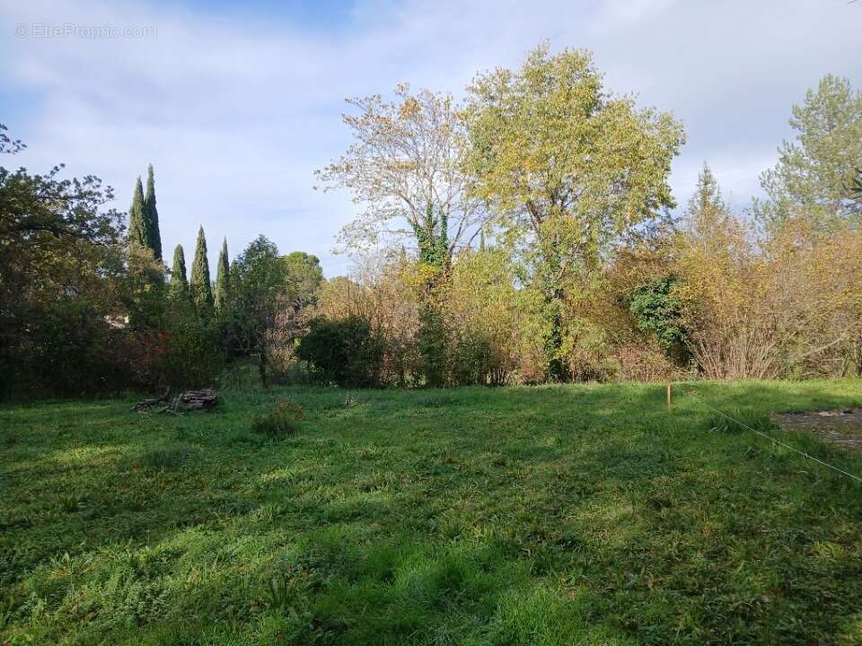 Terrain à LA TOUR-D&#039;AIGUES