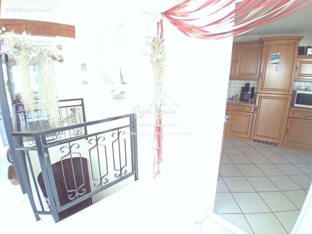 Accès à la cuisine de la véranda  - Maison à BUXEUIL