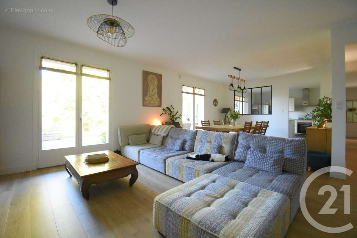 Maison à CREUZIER-LE-VIEUX