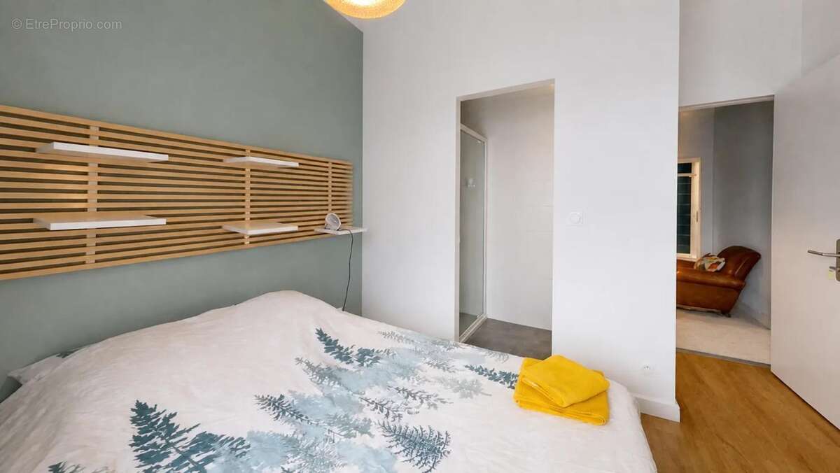 Immeuble de rapport: 3 lots loués: T5, T2, Studio avec 3 garages - photo 6