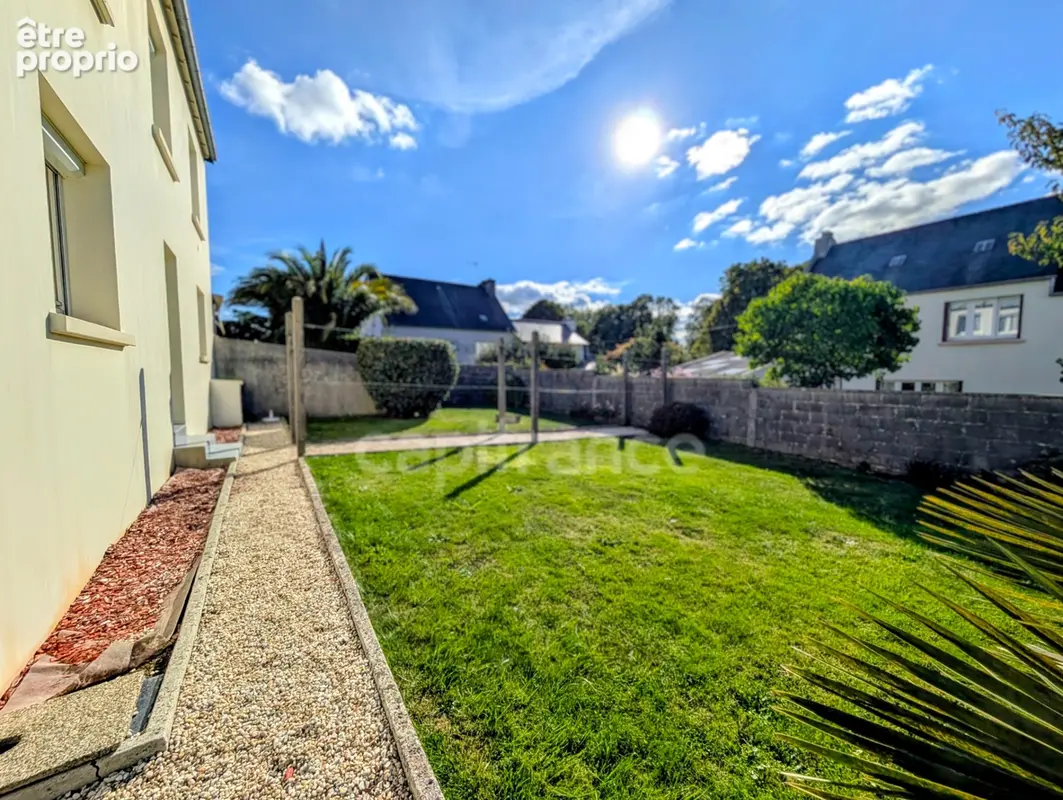 Maison en impasse, beaux volumes, rez de chaussée à aménager, grand garage, à GUIPAVAS (29) - photo 3