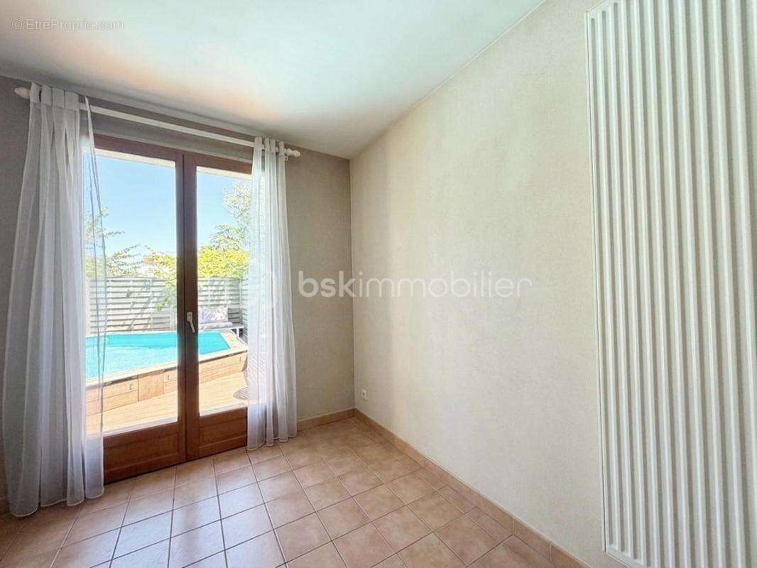 Villeneuve-le-Roi – Maison familiale avec piscine - photo 27