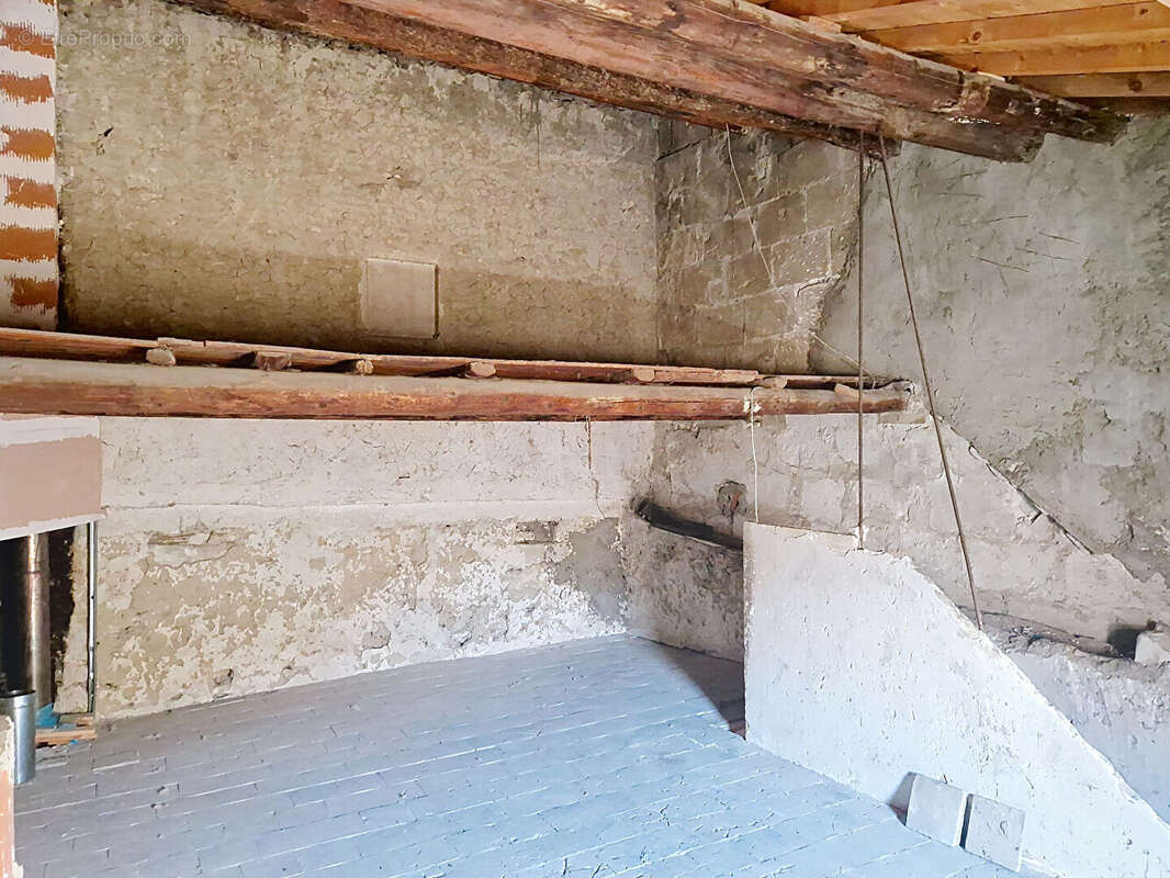 Maison Montfrin 6 pièce(s) 233 m2  dont 86 m² aménageables, avec terrasse de 50 m², cave voutée de 45 m², garage de 35 m². - photo 5