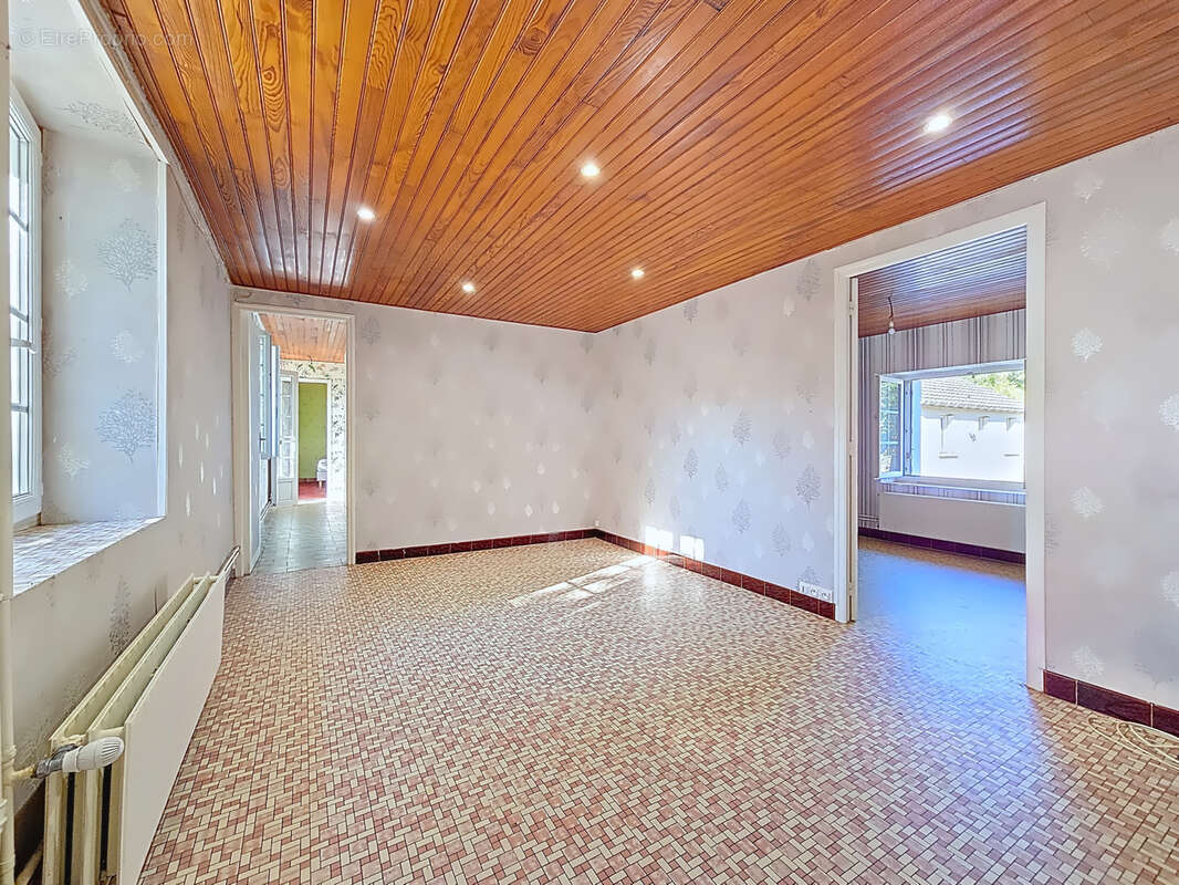 Terrain à NEUILLY-EN-DUN