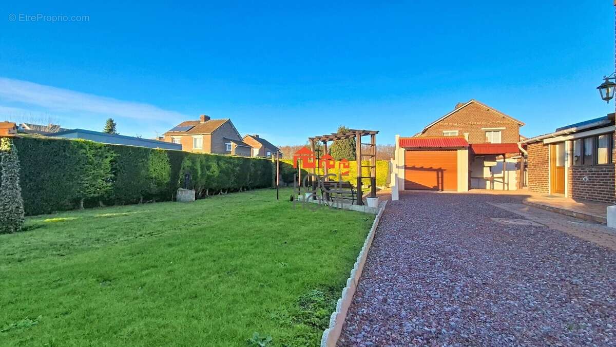 Jardin &amp; cour - Maison à COURCELLES-LES-LENS