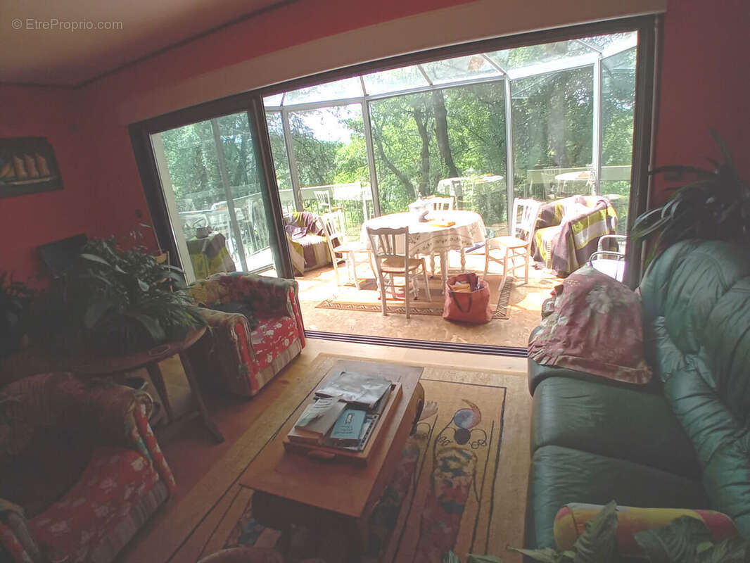 salon vue sur la verranda - Maison à ARCAMBAL