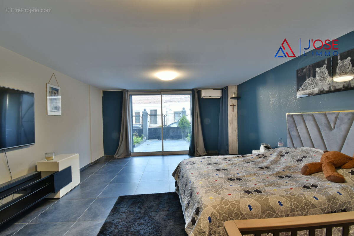 Grande chambre d'environ 31 m2, volumes rares pour une maison de ville - Maison à MARSEILLE-14E