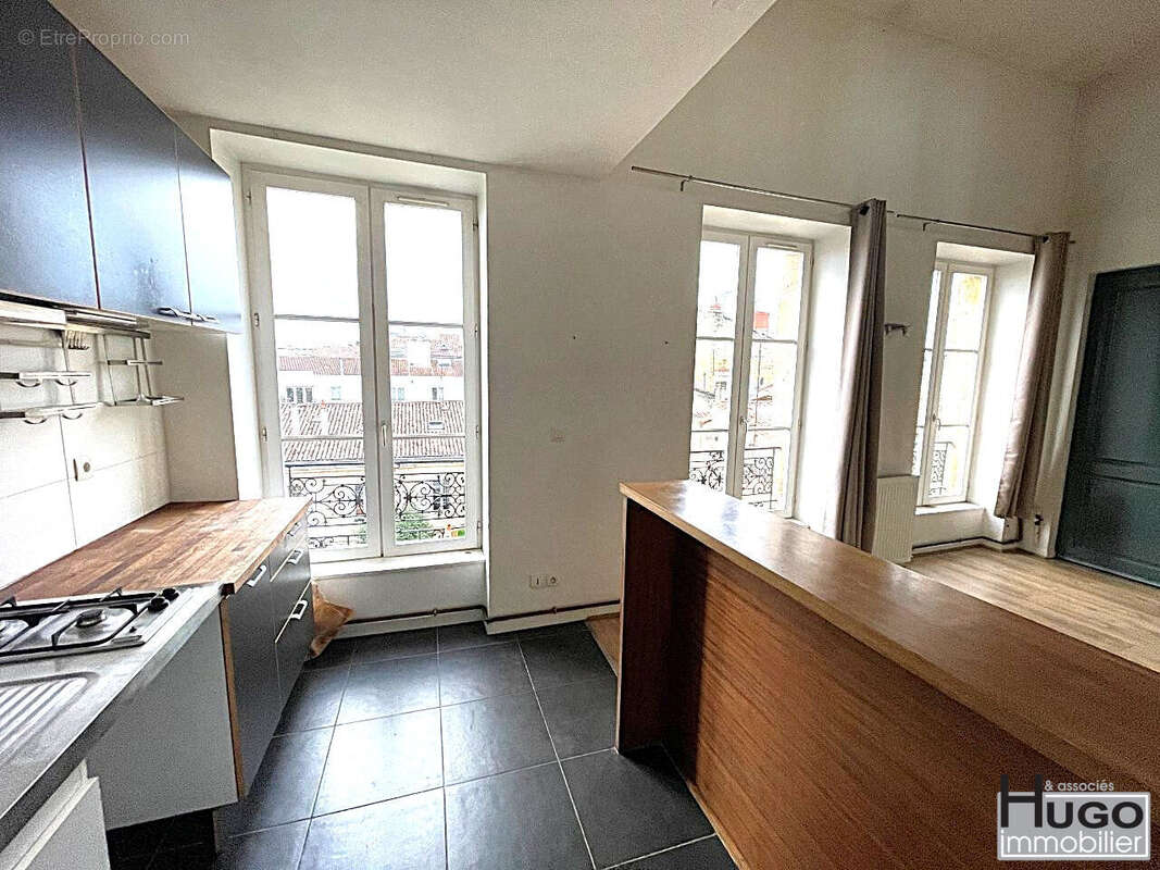 Déjà vendu par l'agence !!! bordeaux- proche du lycee montaigne et de la victoire- appartement t2 duplex libre ! - photo 3