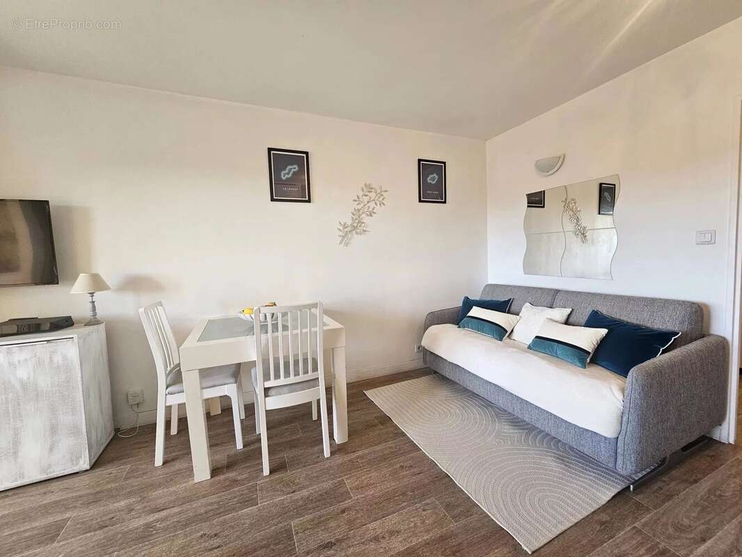 Hyères Port : Studio meublé  avec terrasse loggia et place parking privée en sous-sol sécurisé - photo 7