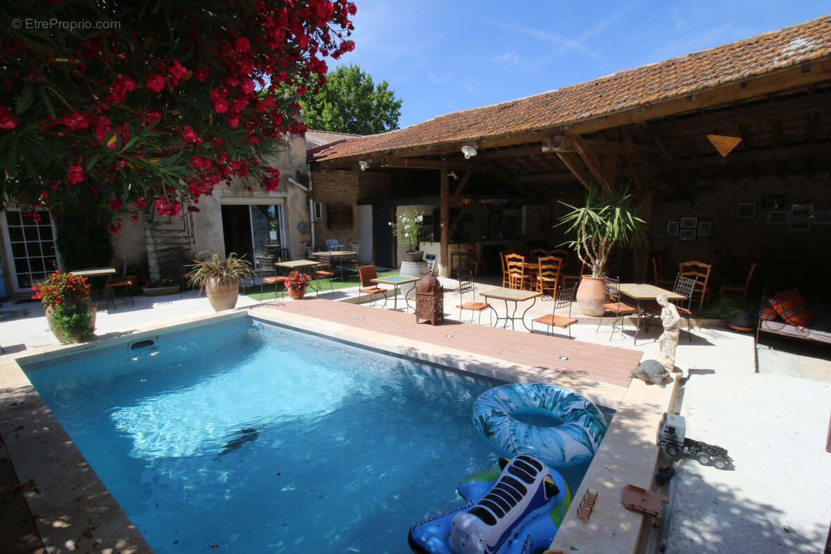 Maison de maître avec jardin, pisicine, parkings. - photo 8