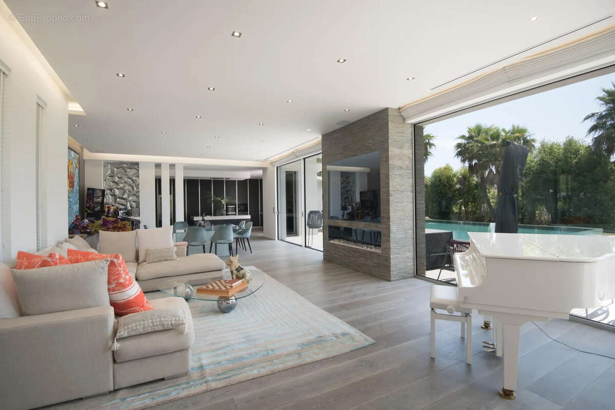 Maison à ROQUEFORT-LES-PINS