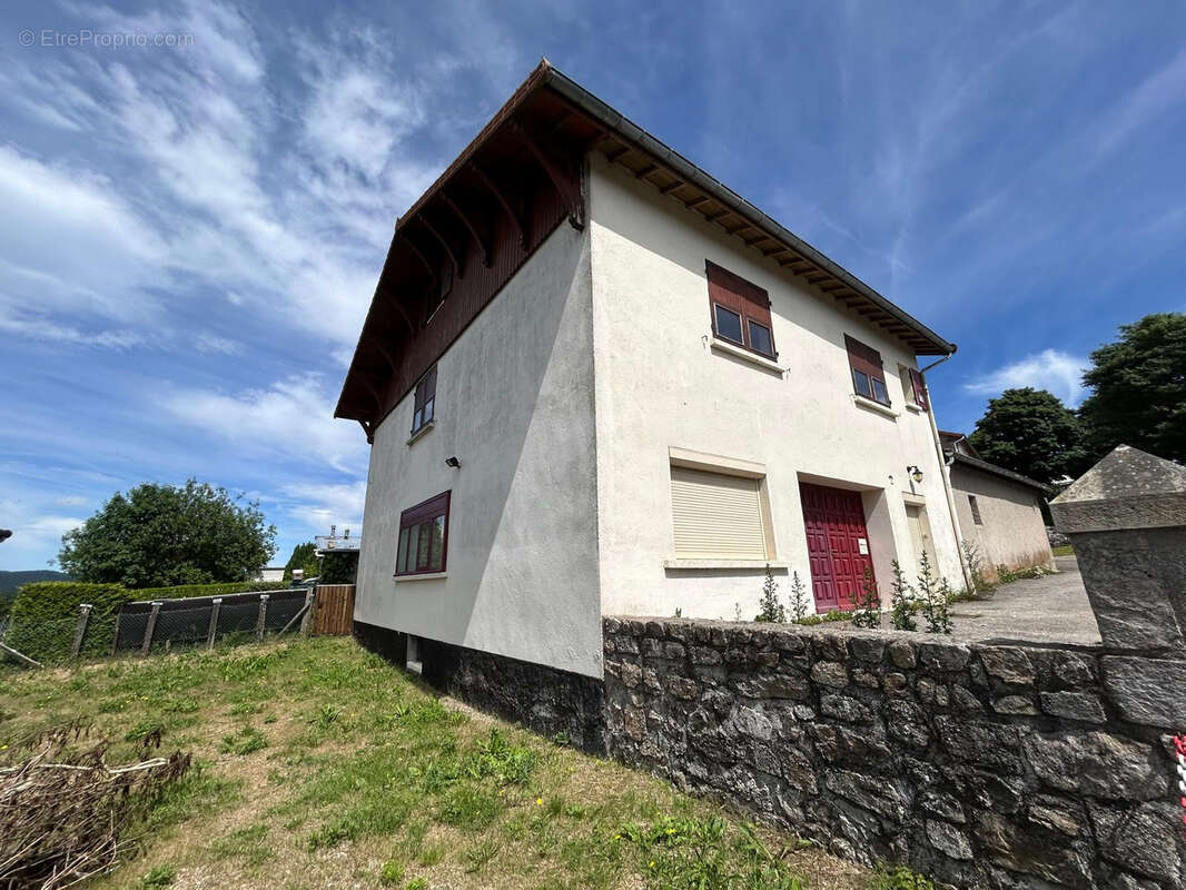 Maison à vendre dans le village de Saint-Bonnet-Le-Froid avec terrain et garage. - photo 3