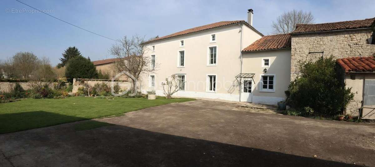 Maison à FONTENILLE-SAINT-MARTIN-D'ENTRAIGUES