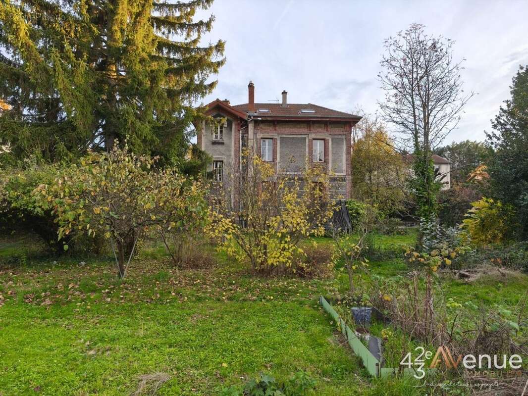 Appartement à LE CHAMBON-FEUGEROLLES